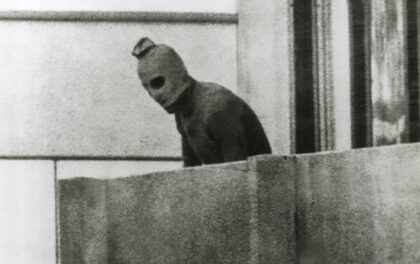 Celebre foto del terrorista di Settembre Nero affacciato al balcone durante le trattative per la liberazione degli ostaggi. I 50anni dalla strage dell'olimpiade di Monaco