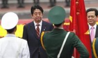 Il premier giapponese Shinzo Abe visita la Cina