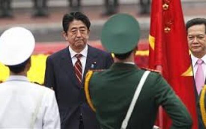 Il premier giapponese Shinzo Abe visita la Cina