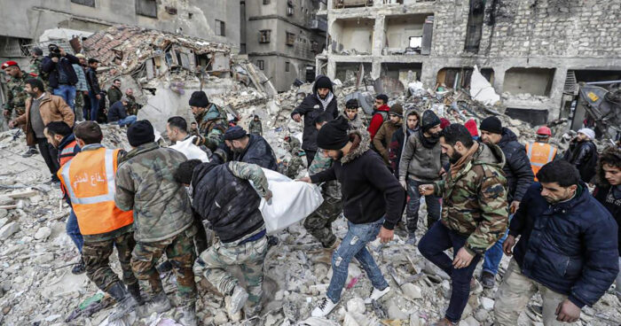 I soccorritori al lavoro ad Aleppo. Per aiutare la Siria devastata dal sisma