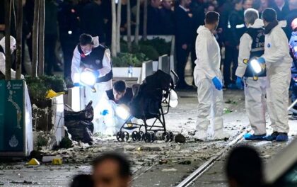 investigatori sulla scena dell'attentato a Istambul. L'attentato in Turchia e l'incontro Usa-Russia ad Ankara